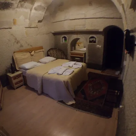 Falcon Cave Hotell 2*