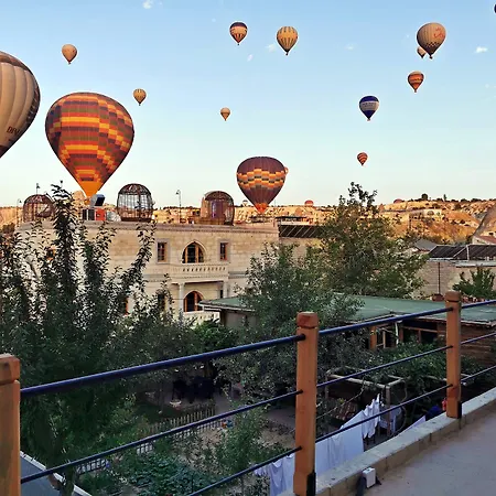 Falcon Cave Hotell 2*