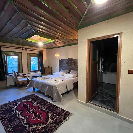 Falcon Cave Hotell