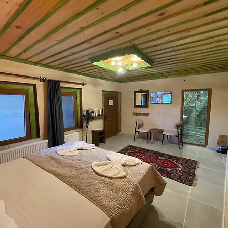 Falcon Cave Hotell 2*